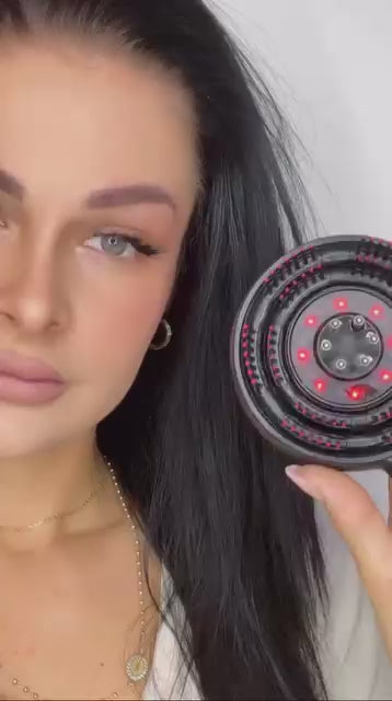 Učitaj videozapis: Nastao iz stvarne potrebe da njega kose bude više od površinskog sjaja. Željeli smo nešto što hrani, obnavlja i umiruje u isto vrijeme. Vjerujemo da svaka osoba zaslužuje osjećaj samopouzdanja – i da on često počinje s kosom. Rootique™ jača tvoju kosu iznutra i sprječava pucanje. Više nećeš gledati ispucale vrhove. Stimulira vlasište i jača kosu iz korijena, potičući prirodan rast i volumen. Zahvaljujući toplini, masaži i svjetlosnoj terapiji, tvoja kosa s vremenom postaje gušća, punija i snažnija